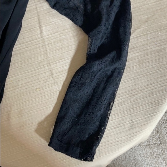 Nygard laced arm long sleeve top - Picture 5 of 7